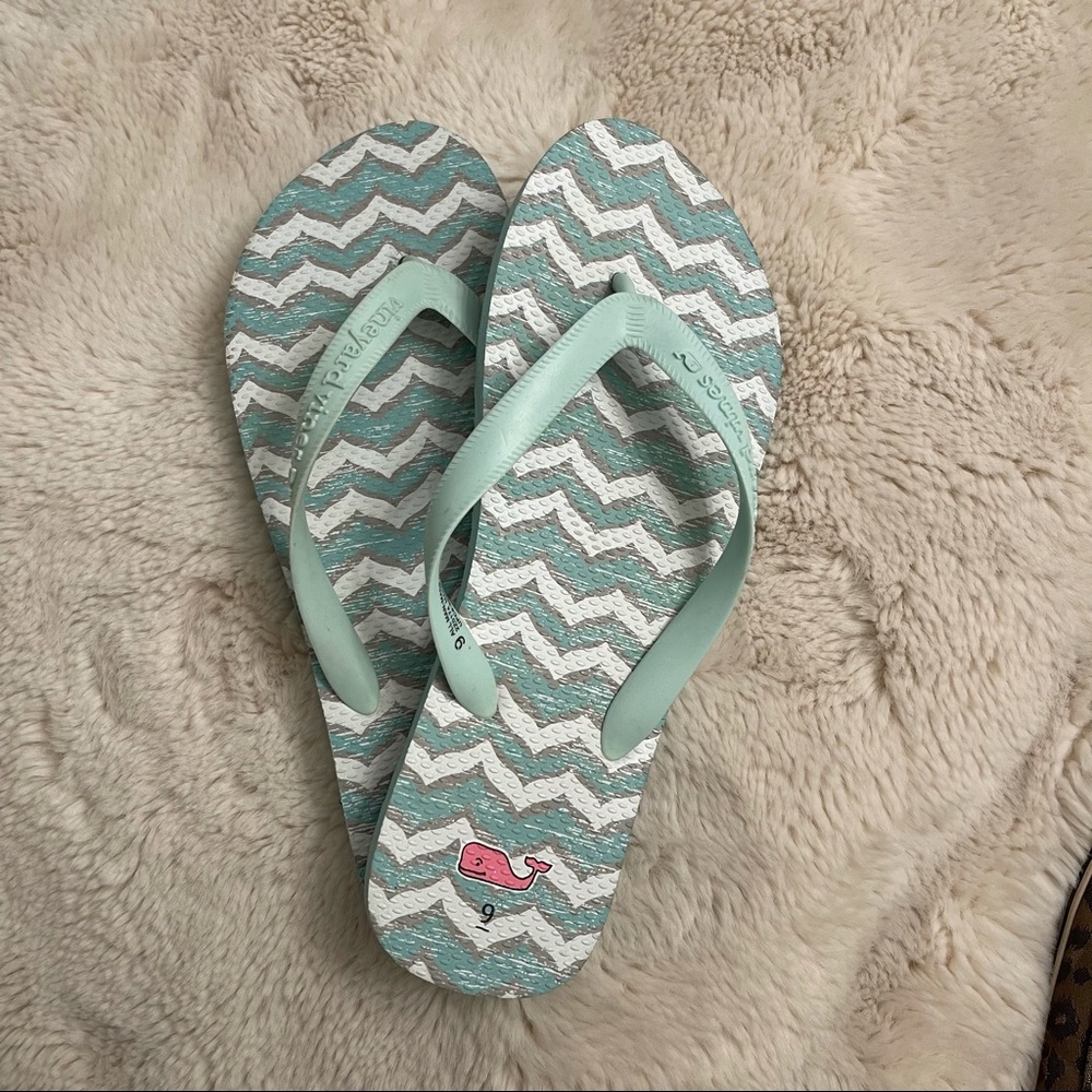 Vineyard Vines blue and white flip flops